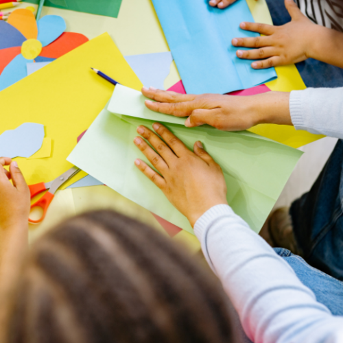 子どもが工作に取り組む様子