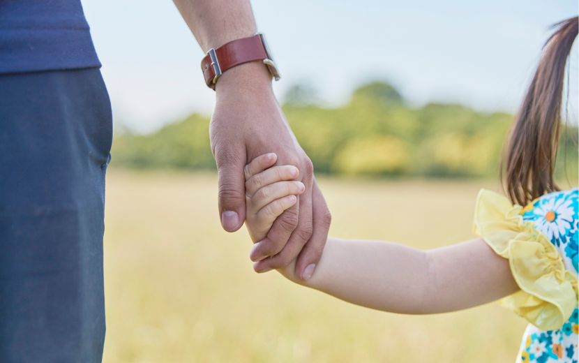 手を繋ぐ親子、子ども、父親
