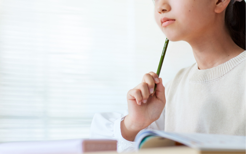 勉強で悩む女の子-学生