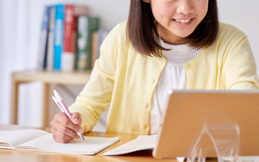 タブレット学習を行う小学生の女の子