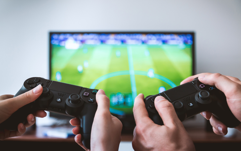 テレビゲームをしている2人